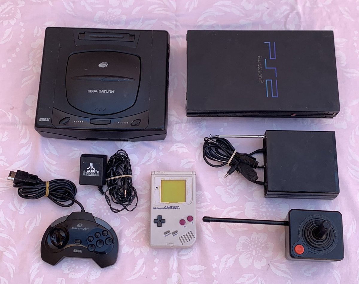 KafeiLoera's tweet photo. Consolas clásicas y videojuegos de un mercado de pulgas, ahora a darles una manita de gato. #RetroGaming #RetroGameFest #Atari #Nintendo #GameBoy #SNES #PS2 https://t.co/7i3lcHOzau