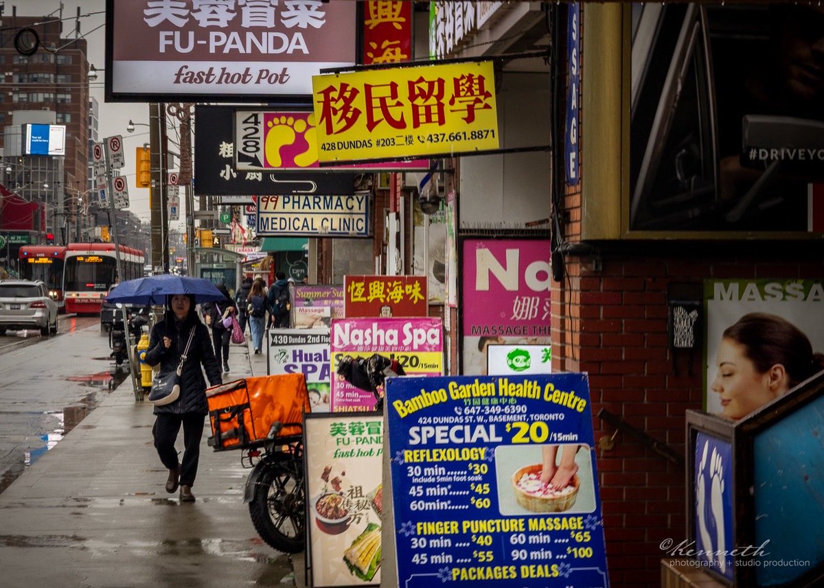 kennethca_photo's tweet image. Some signage and clock that doesn’t work. #architecture #signage #chinatown
