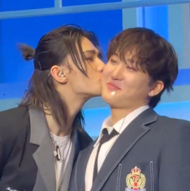 shade ❥ hhj SKZ8KISS !!!! tweet media