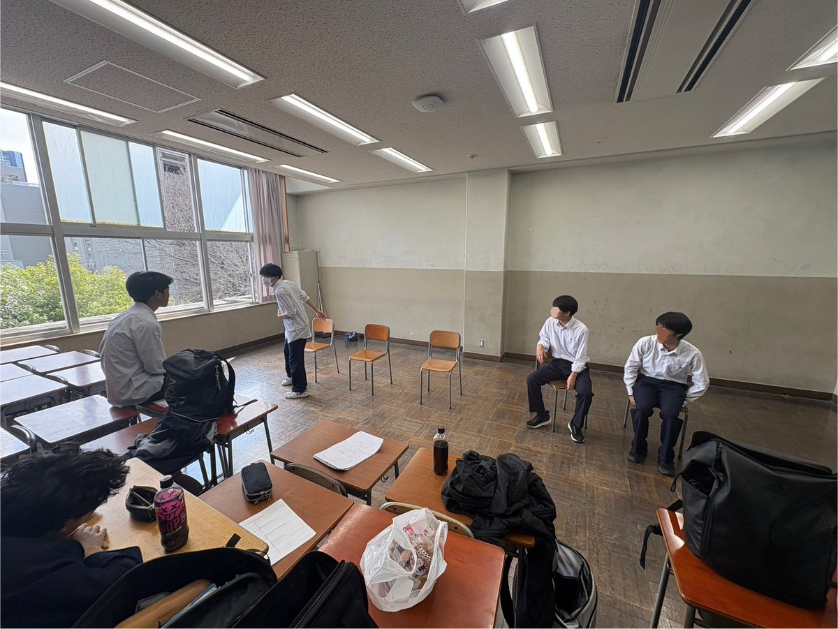tkm_mkdk's tweet photo. 母校の演劇部と一緒に演劇祭に参加しました。母校の演劇部は僕がいた頃から、最近は特に、演劇部でありながら「演劇」にあまり触れてないように思っていました。それは指導者の不在、学生の気質、地域性、要因を挙げればキリがないですが、少なくとも問題点として受け継がれていました https://t.co/qlMFYgORXW