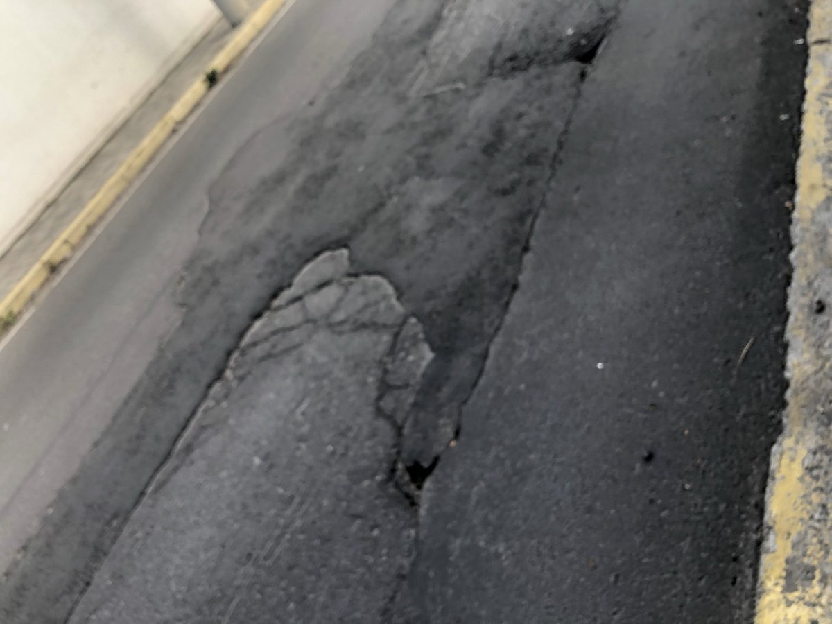 CarlaMaldonadoP's tweet photo. ¿Obras? El mantenimiento de ustedes es poner parches a las calles, así lo han hecho en varios barrios de Quito y Tumbaco. Es la peor administración que ha tenido la ciudad, poco trabajo y mucha propaganda, ataque de trolls a los críticos. @ObrasQuito 
📸: @pablomy2015 en Tumbaco. https://t.co/fwsZ7C0ofa