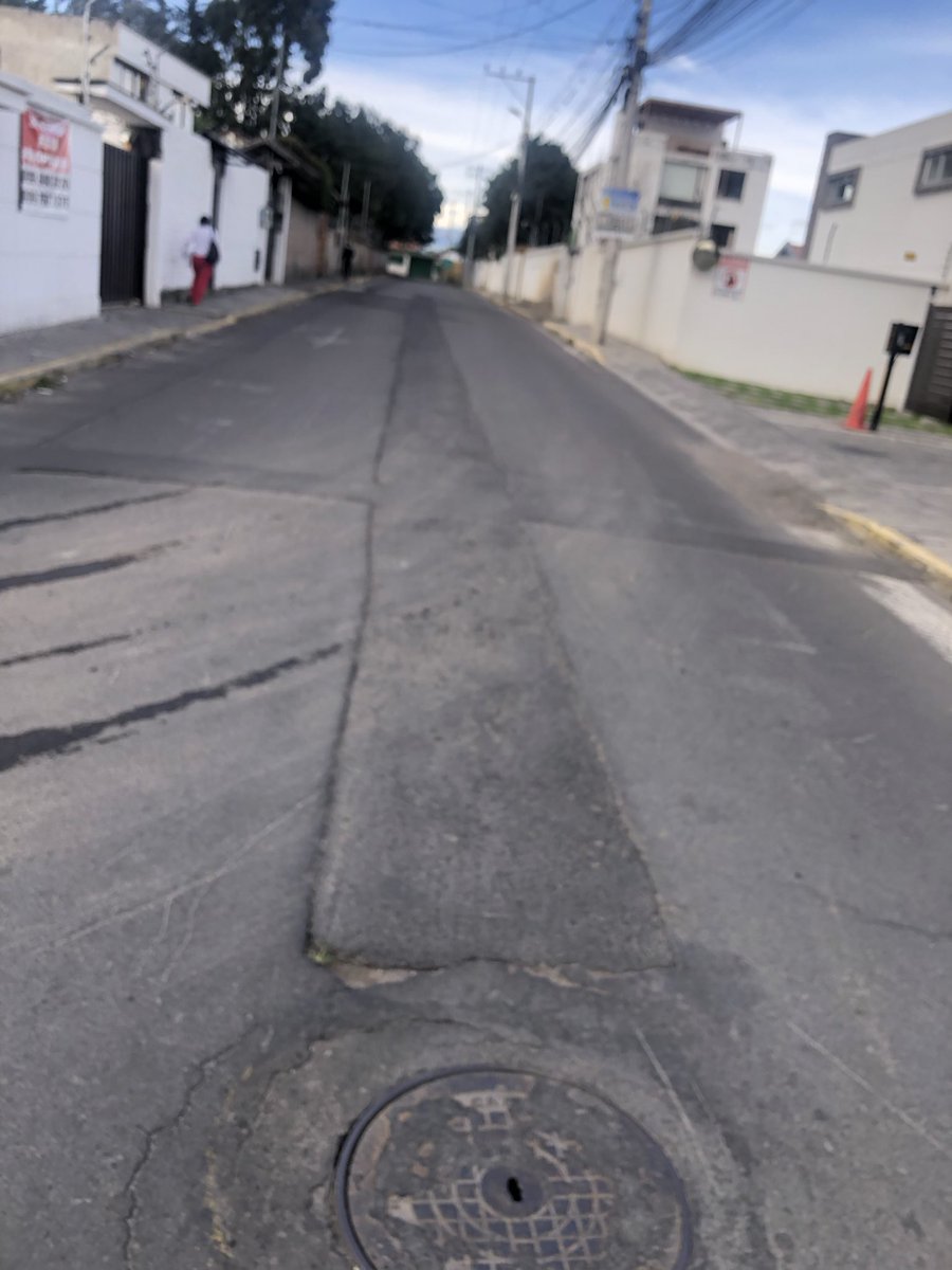 CarlaMaldonadoP's tweet photo. ¿Obras? El mantenimiento de ustedes es poner parches a las calles, así lo han hecho en varios barrios de Quito y Tumbaco. Es la peor administración que ha tenido la ciudad, poco trabajo y mucha propaganda, ataque de trolls a los críticos. @ObrasQuito 
📸: @pablomy2015 en Tumbaco. https://t.co/fwsZ7C0ofa