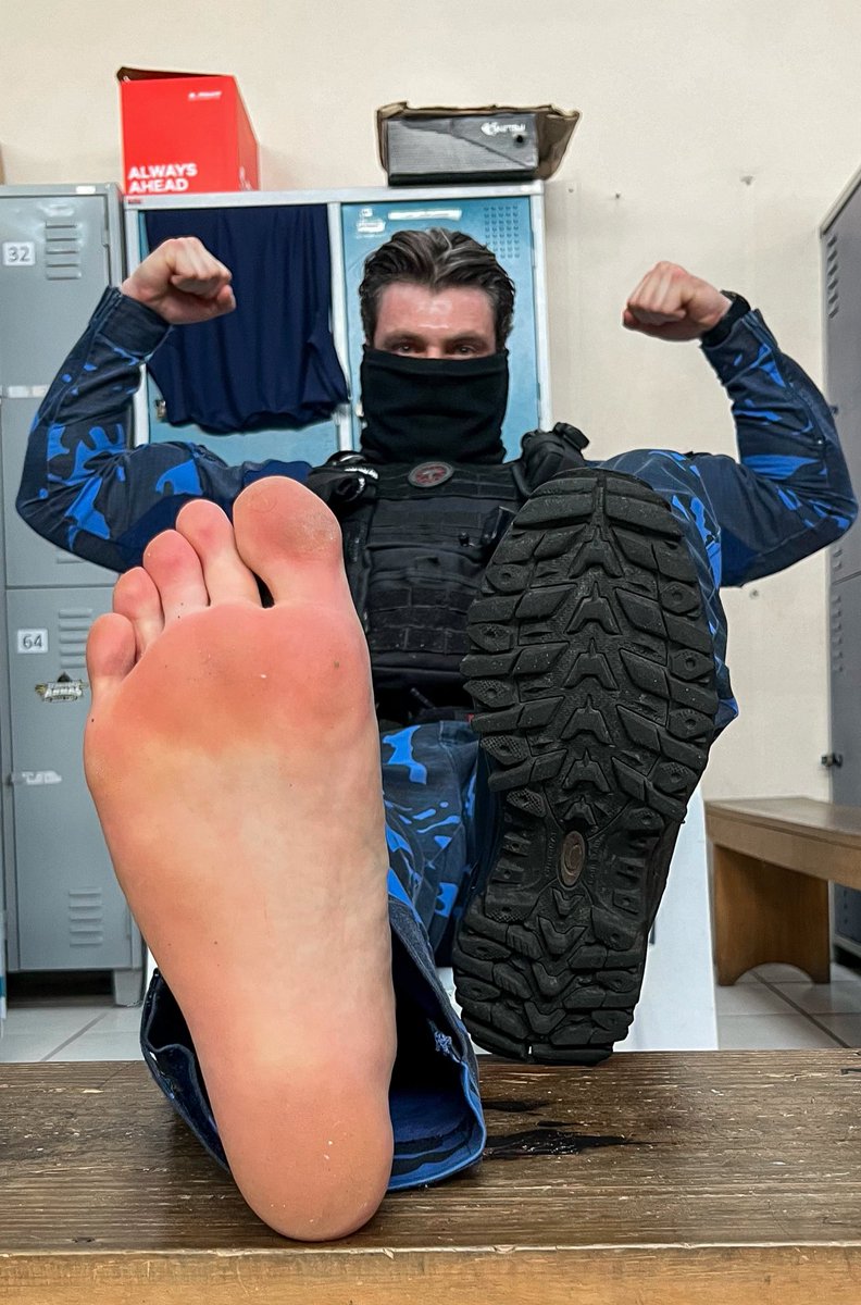 Pé de Polícia - Findom tweet media