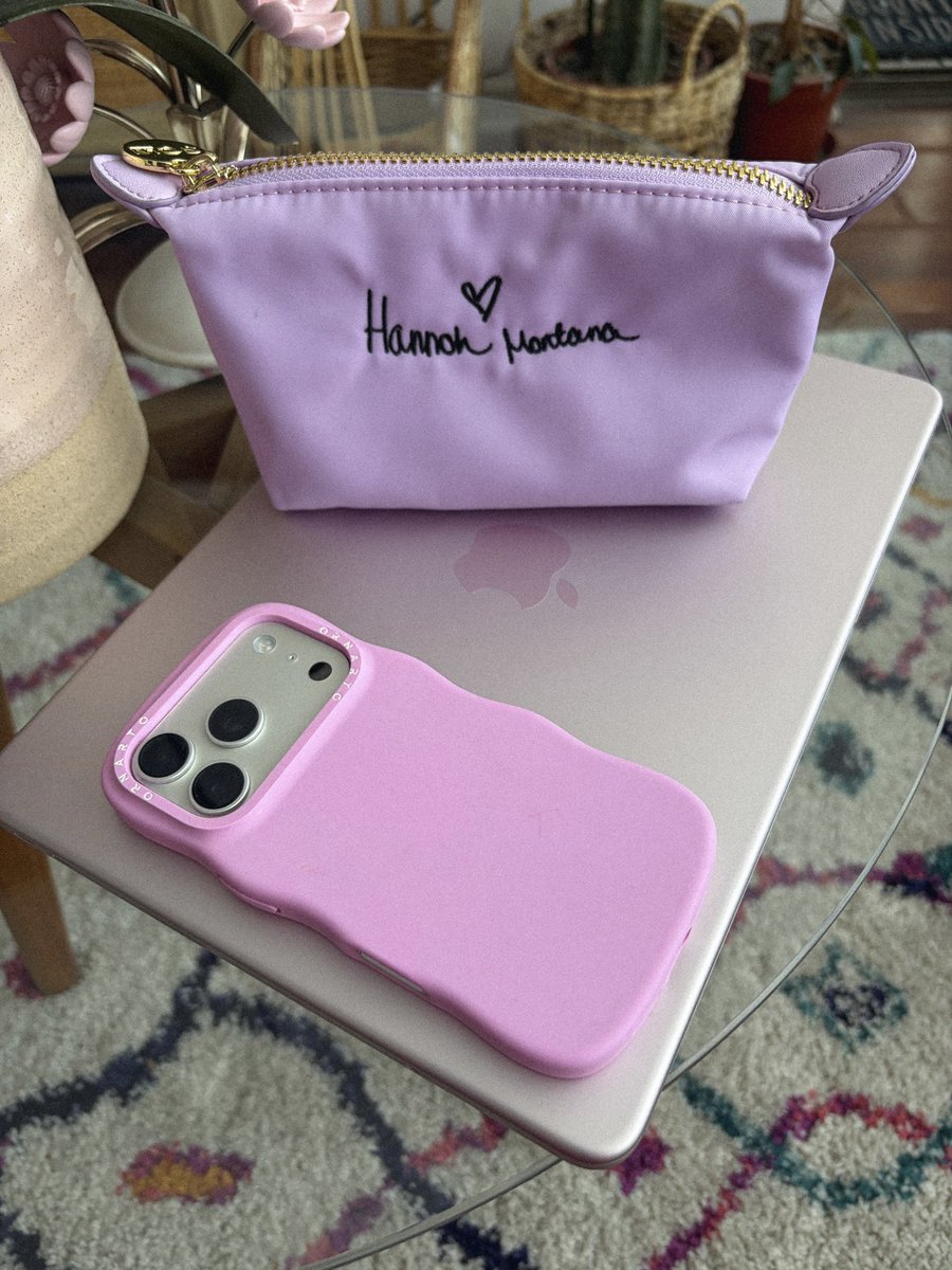 vaneyanezleiva's tweet image. Life lately 💕💛💜 #HannahMontana #mackbookneo #blushpink @STONEYCLOVER @Apple