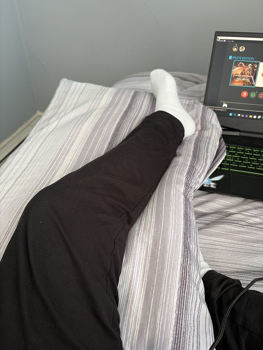 Kanmuriz's tweet photo. I dislocated my left knee last week and I’m literally resting it on a pillow while playing video games. 😭😭😭

#RealMe #Dislocation #Injury #VideoGames https://t.co/cKfuaVSULW