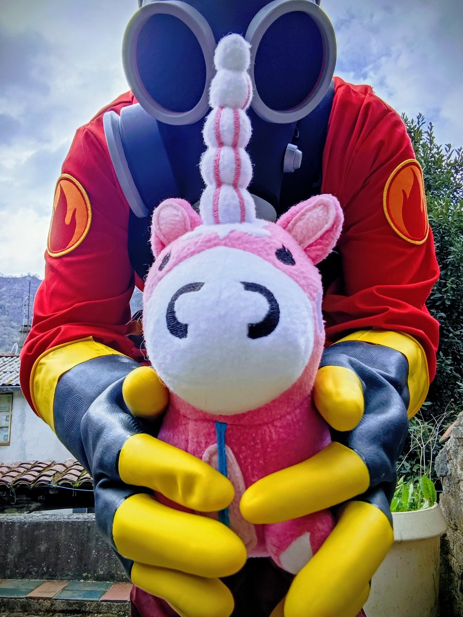 Charlie (COMMS OPEN) tweet media