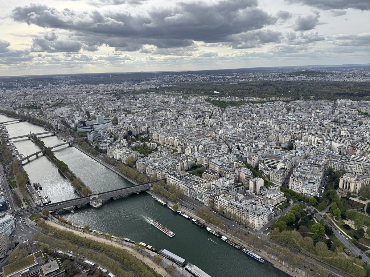 CroftonAcademy's tweet image. 37 daredevil students + 3 fearless staff conquered the top of the iconic Eiffel Tower today! 🗼
The climb was worth it for the breathtaking panoramic views across Paris—an unforgettable experience. 🇫🇷✨ #SchoolTrip #Paris2026 #Adventures #WeAreCrofton