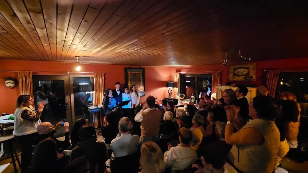 delunayfango's tweet photo. Vivimos dos noches en Bélgica que quedarán grabadas en nuestro corazón para siempre, la primera fue el Viernes por la noche en @artbasebrussels  y la segunda hoy en Tervuren en el encantador refugio musical que tan amorosamente nos brindó Michael y su familia. Gracias infinitas! https://t.co/pK7JSXANJ6