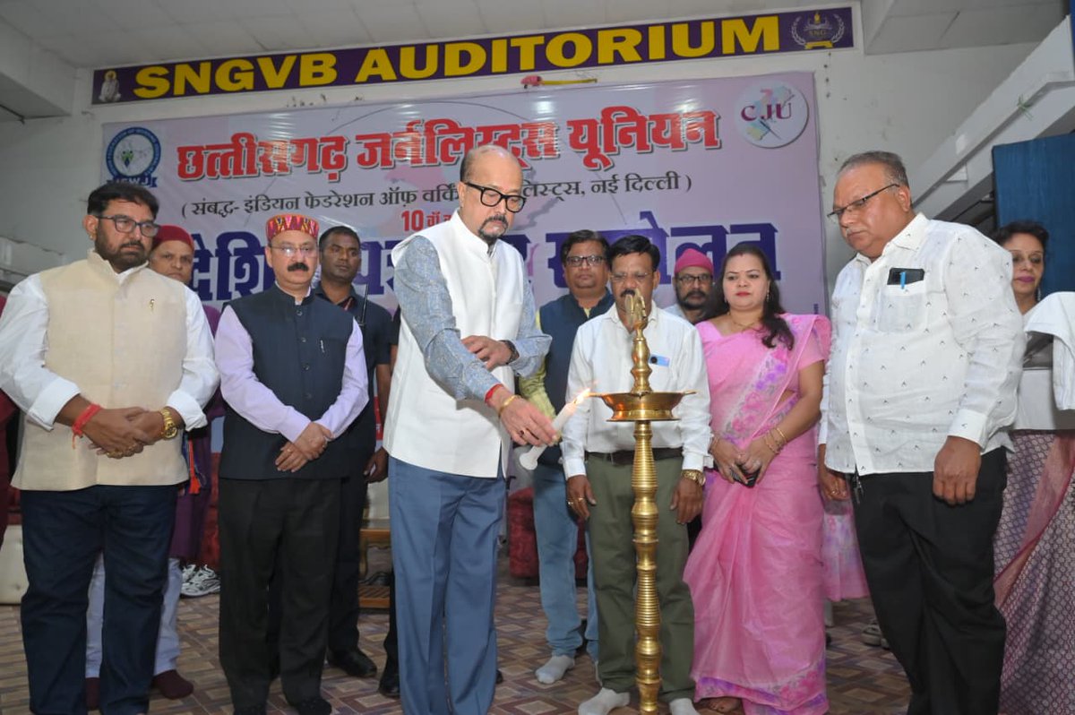 राज्यपाल श्री रमेन डेका आज भिलाई में आयोजित छत्तीसगढ़ जर्नलिस्ट यूनियन के प्रादेशिक पत्रकार सम्मेलन और सम्मान समारोह में मुख्य अतिथि के रूप में शामिल हुए।