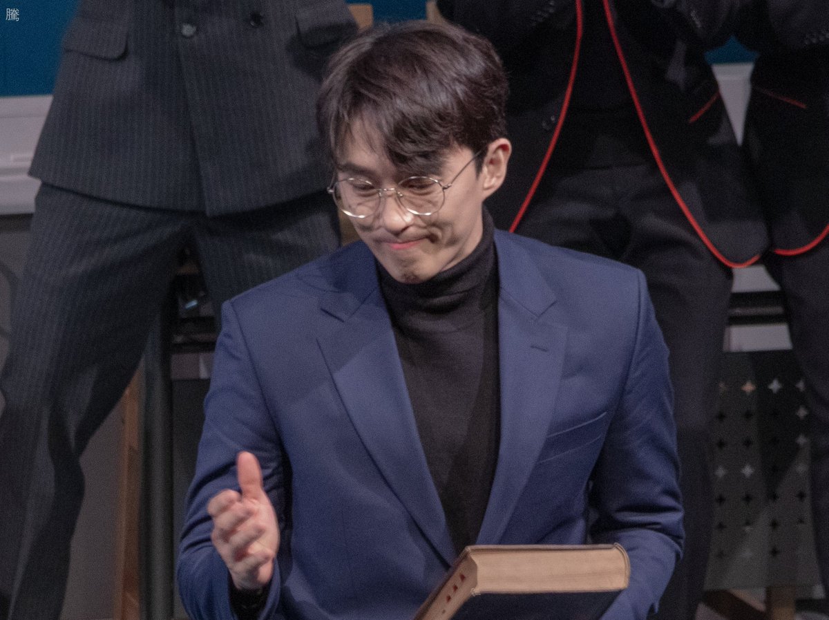 _2__wings_'s tweet photo. 2026. 03. 26. N

| 히스토리 보이즈
커튼콜 데이

어윈 役 | #손유동 배우님

이렇게까지 동그라미인 보충 교사 보신 적 있으신가요? https://t.co/hIFZJpJq7G