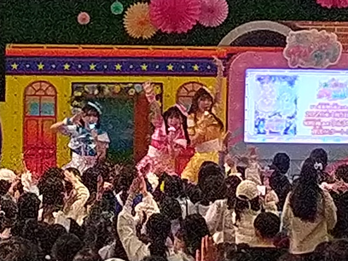 beq450's tweet photo. アイプリ部の面々{左、ひみつ部)　(右、おねがい部)
撮影禁止かとおもいきや　動画以外は桶との事 https://t.co/aPR48kx2Ho