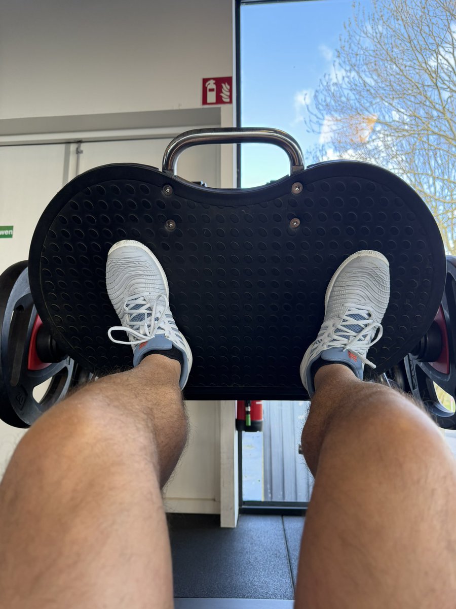 joskeijsper's tweet photo. Vanmorgen met de mannen 45 minuten op de sportschool getraind op benen en wat cardio en daarna een uurtje les in Padel. Weer een goede trainingsdag vandaag! #padel #sportschool #snap #fitness #Alkmaar #unamas #blijvenbewegen https://t.co/2nnwTvKH5q