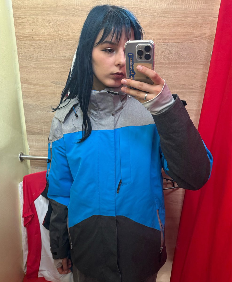 voronyatko's tweet photo. полювала місяць за лижною курткою, а сьогодні вирішила зайти у секонд у Львові ненадовго, бо лишався час до автобуса додому
там була лише одна лижна куртка, яка підійшла ідеально!! аби хто знав яка я зараз щаслива https://t.co/VEhkXr3KIn