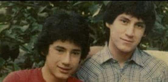 RadioUmbral's tweet photo. El 29 de marzo de 1985  
En Las Rejas con 5 de Abril (Estación Central)
 Los hermanos Rafael (18) y Eduardo (20) Vegara Toledo son interceptados y acribillados por carabineros armados con un fusil SIG una subametralladora Uzi y sus armas de servicio
No Olvidamos 
No Perdonamos https://t.co/MRTmaiBqQu