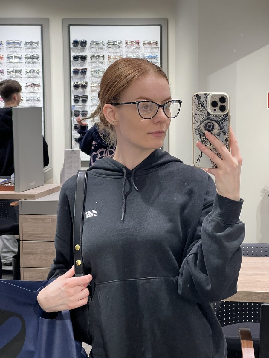 Do you like women with glasses?😏
#redhead #glasses #paleskin