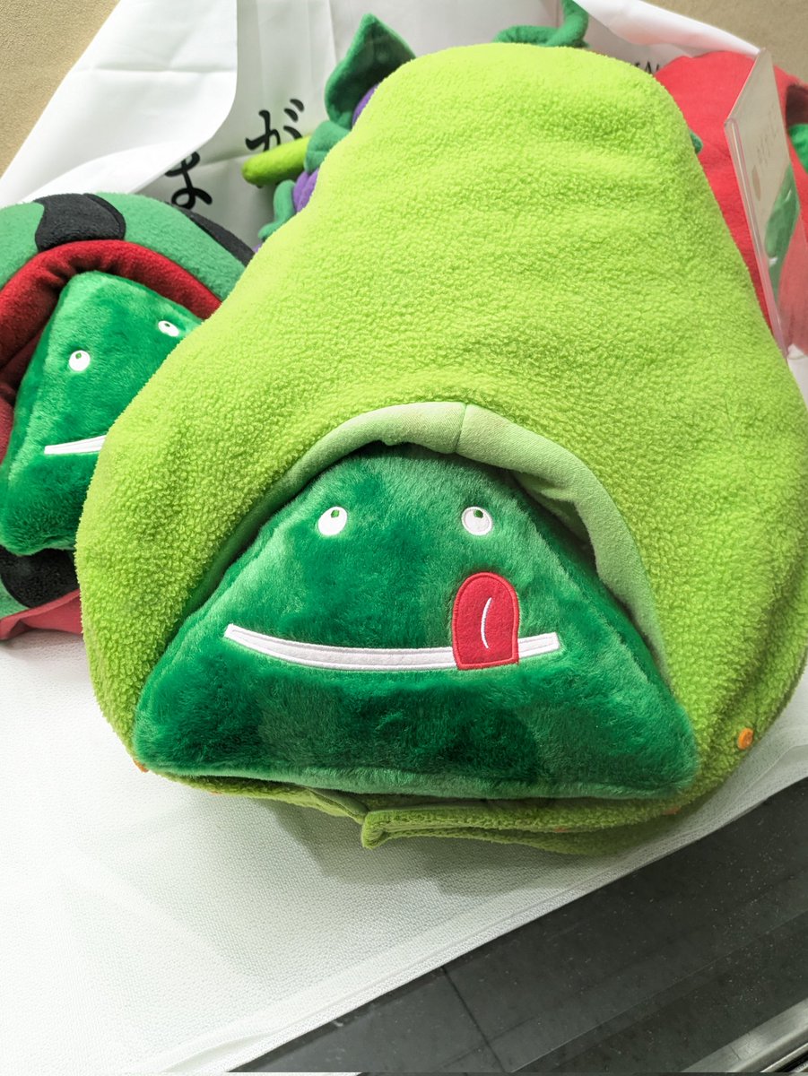 parashoooot's tweet photo. …は？ｷｮﾄ駅に数々のぺろりん居て最高なんだが？？売って https://t.co/nnbJroPcMr