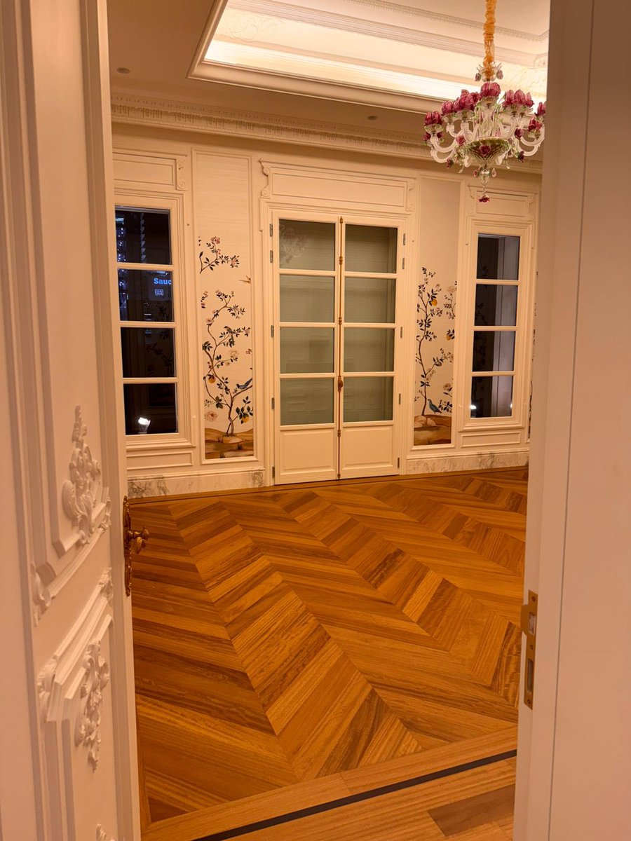 ALKAYANDECOR's tweet image. أرضيات BERTI تقدم جودة إيطالية عالية بتقنية تصنيع دقيقة وتثبيت محكم يضمن ثباتاً طويل الأمد. التصميم الظاهر بتقنية Herringbone يعكس دقة القص والمعالجة السطحية التي تمنح المكان مظهراً احترافياً وعملياً في الاستخدام اليومي
#BERTI #WoodFlooring #Herringbone #InteriorDesign