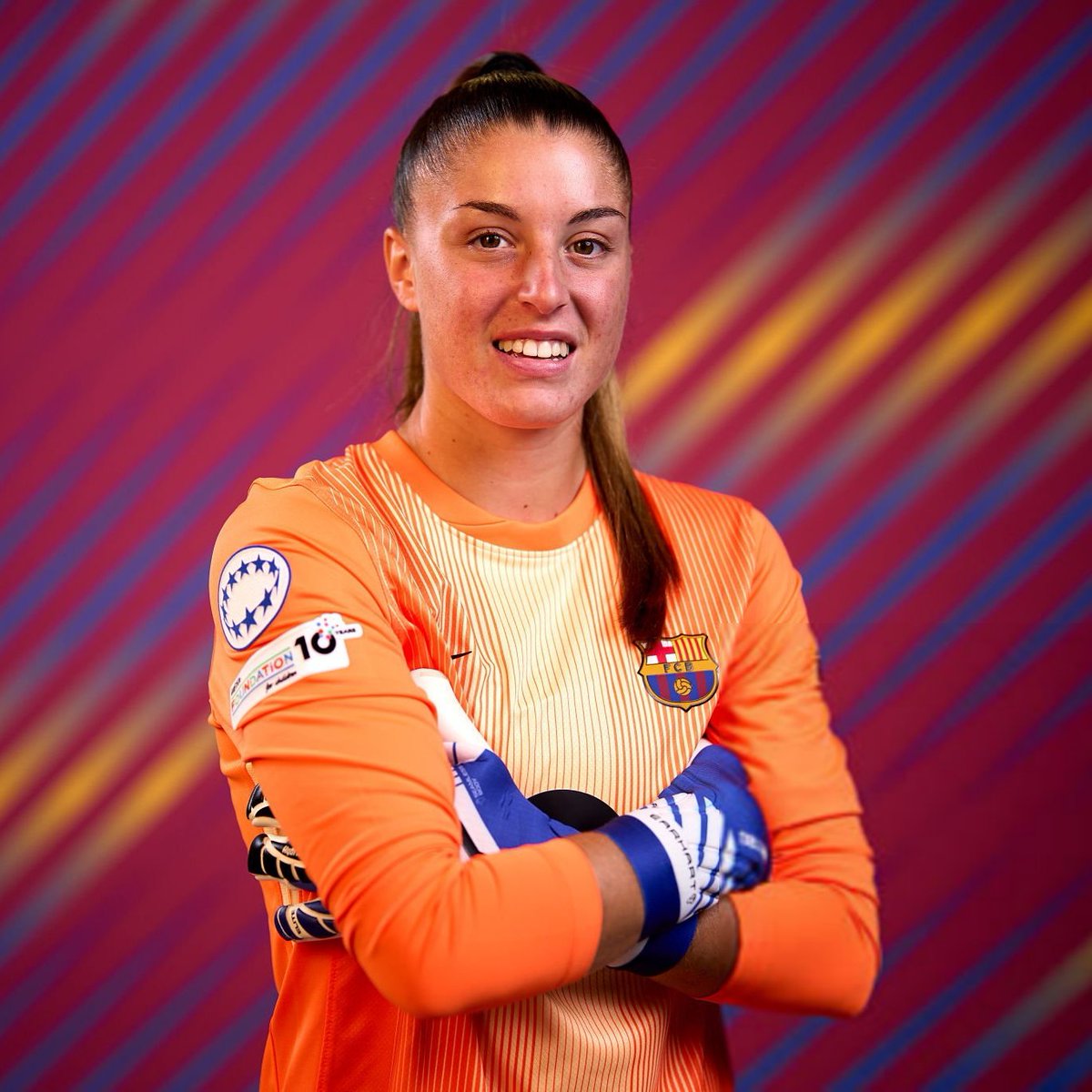 MauricioPriale's tweet photo. 🎙️ Txell Font en el Diari ARA: "Con Gemma somos compañeras de equipo, y por eso tiene que haber cierta competencia, pero por encima de todo somos hermanas y quiero que las cosas le salgan bien, que ambas mejoremos. Al inicio era un poco raro, ahora lo he normalizado, al igual que entrenar con el resto de las mejores jugadoras del mundo. Soy profesional y concibo mi día a día como algo habitual. La convivencia en la portería es excelente. Las tres somos conscientes de cuál es nuestro rol y qué podemos aportar".

https://t.co/K9BXWyTUbS