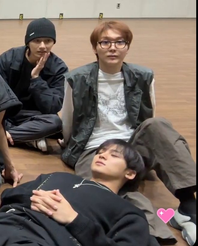 려부ꕤ tweet media