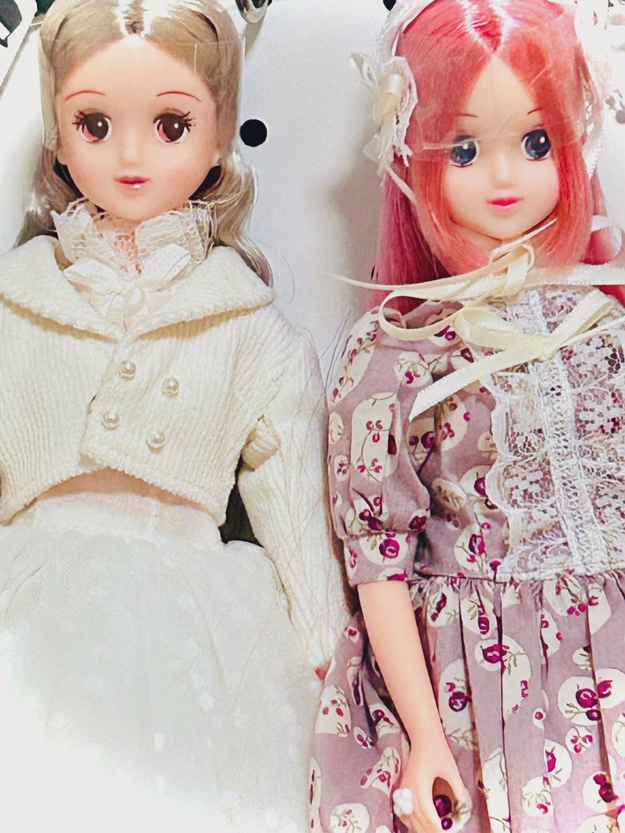 ついに、お二人になりました。
雰囲気の異なる子供の時に憧れたロングヘアーの女の子と少し大人めな感じがとてもお気に入り。大好きなディーラー様のお洋服を着てもらいながら眺めていると癒されます。
最近はピアスを作ってみたりもしてます。