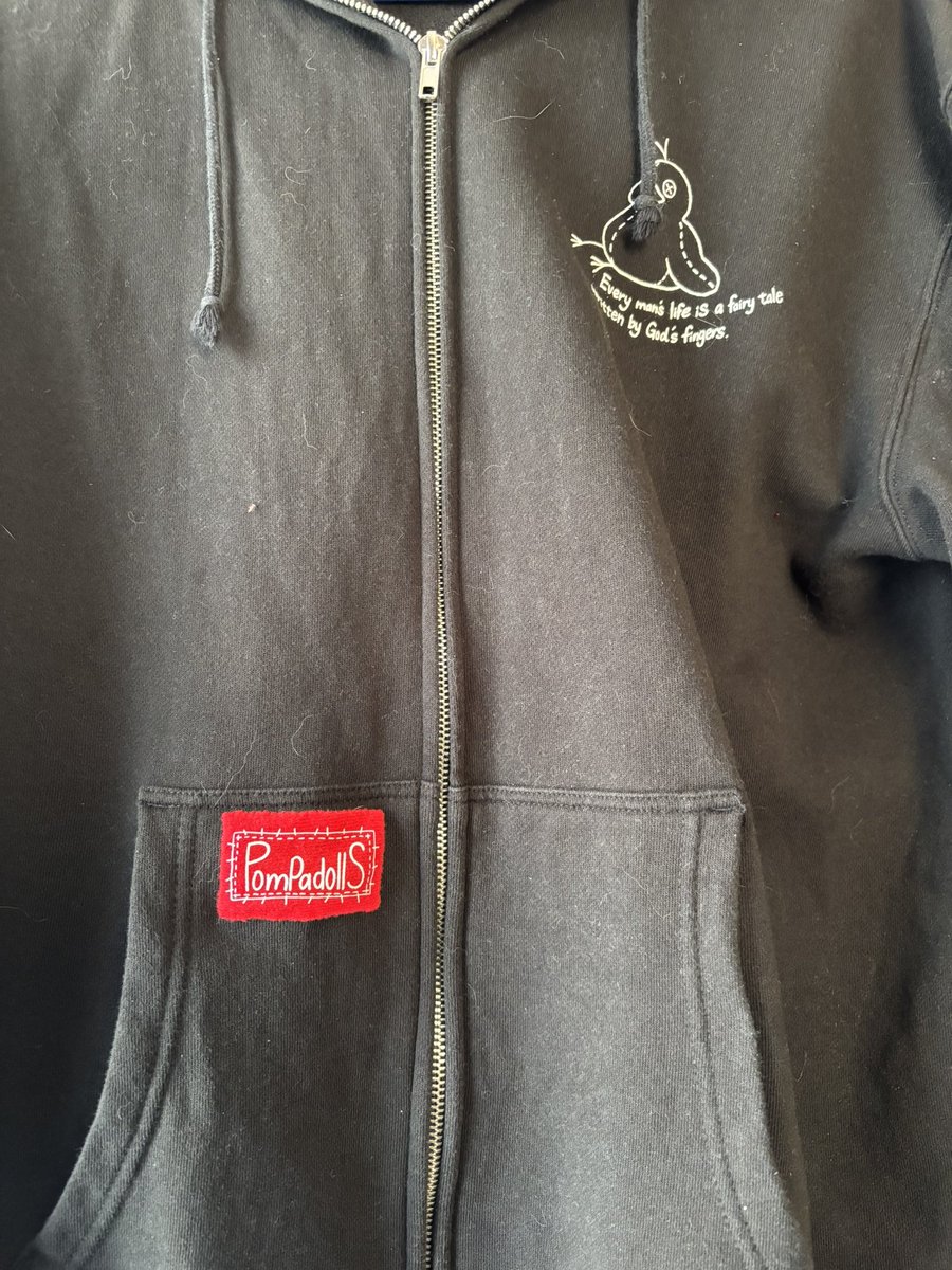 4cho_me_kosato's tweet image. 🐦‍⬛🐦‍⬛🐦‍⬛🐦‍⬛🐦‍⬛🐦‍⬛🐦‍⬛

 #PompadollS 

 #SOUND OF ROCK

🧸🧸🧸🧸🧸🧸🧸

※パーカーワンポイントは
　嫁ちゃんに発注しました
　ピーちゃん赤ずきんを加工