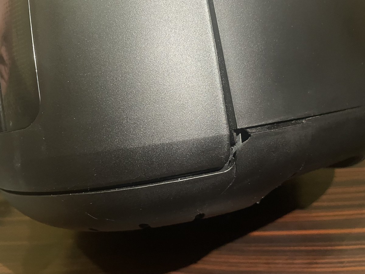 addictivefeed's tweet image. Ordered a Philips air fryer from @letsblinkit , but unfortunately received it broken 💔
I opened it a bit late and discovered the damage🙂really disappointed with this experience.
Hoping Blinkit supports and helps with a fair resolution. #Blinkit #CustomerExperience #Disappointed