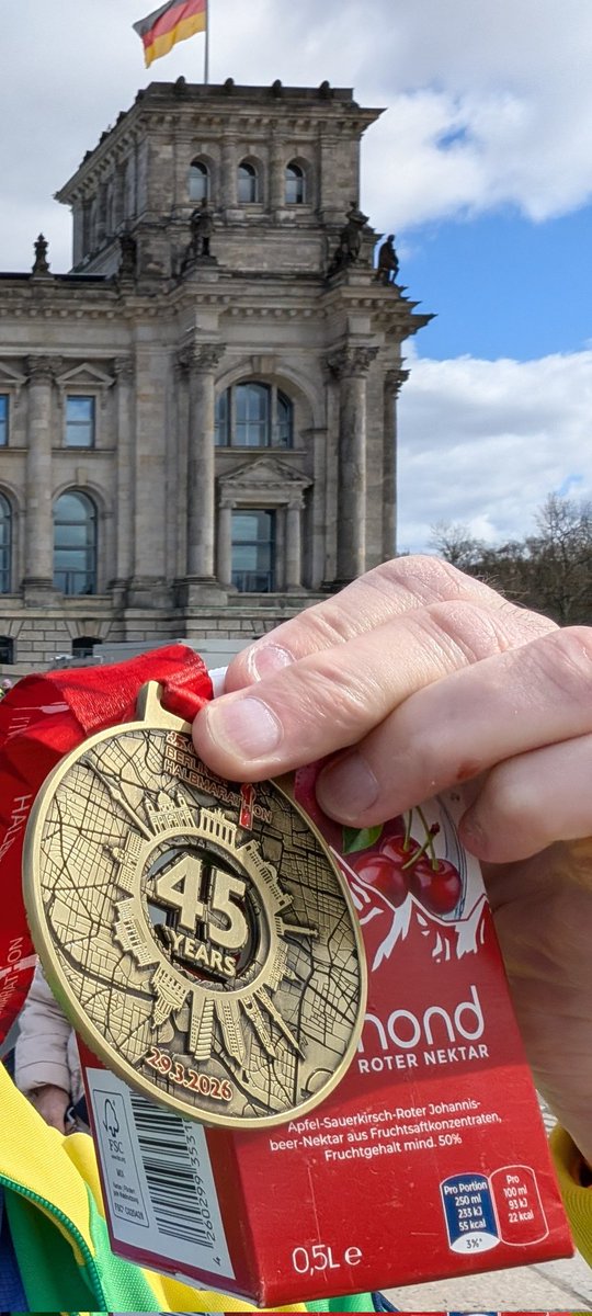 DBerlin4130's tweet photo. #BerlinHalf geschafft mit der Power von #Julimond.
In guter Gesellschaft gewesen, mit @politicalbeauty und #Antifa Runningclub. https://t.co/VN86ytIBhN