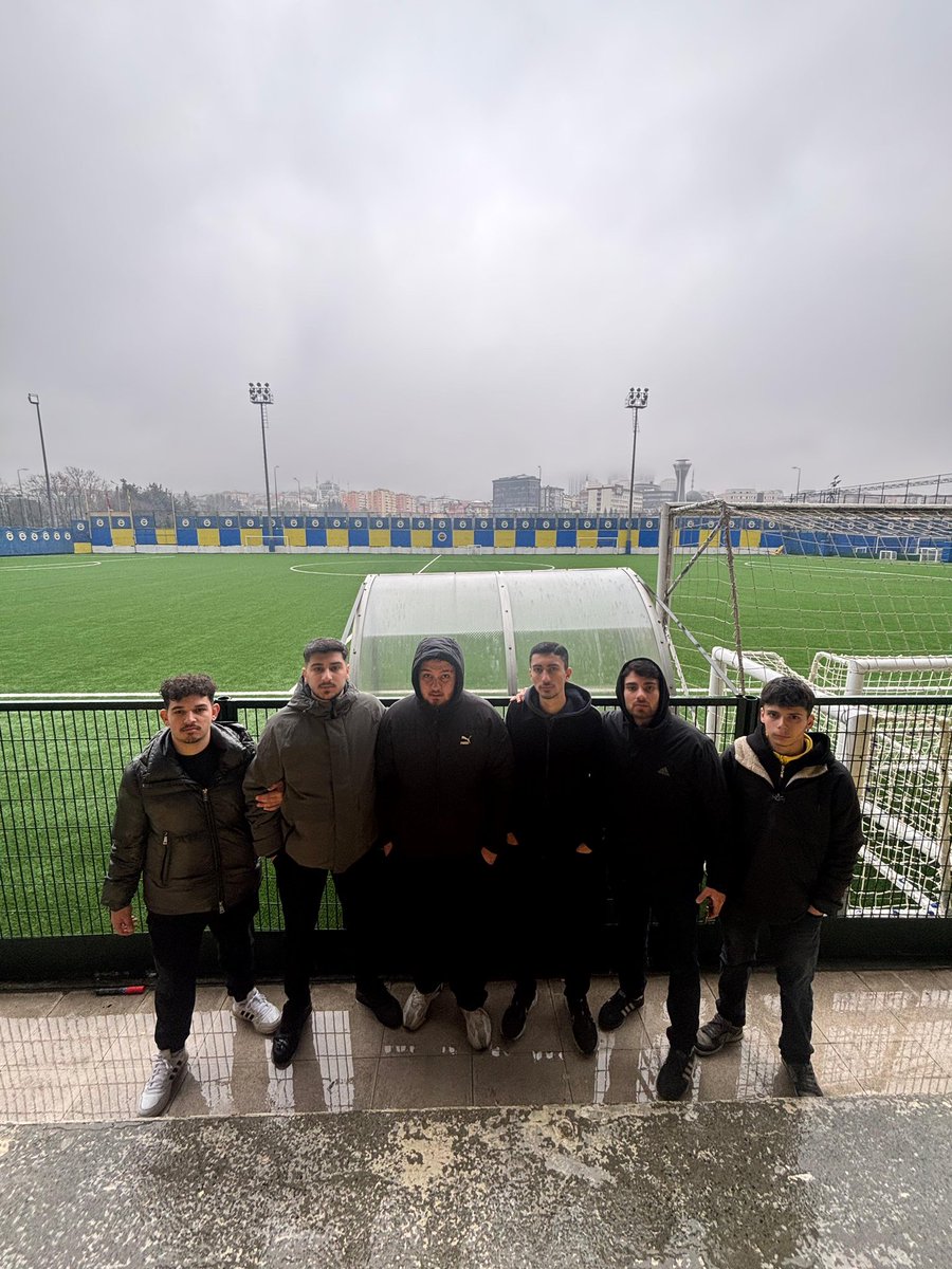 DOGUSUNIGFB's tweet photo. Sen Her Neredeysen Koştuk Hep Peşinden

Fenerbahçe U11 futbol takımımızı yalnız bırakmadık.
#UNIGFB https://t.co/FvBH9aSvDO