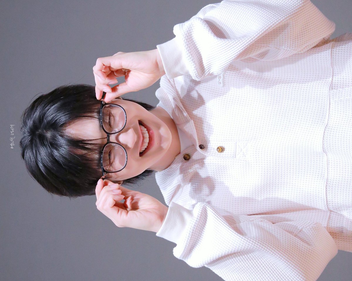 260329 예스24 시그팬싸 

마법의 산들😱👓

#B1A4 #산들 #삼돌 #SANDEUL