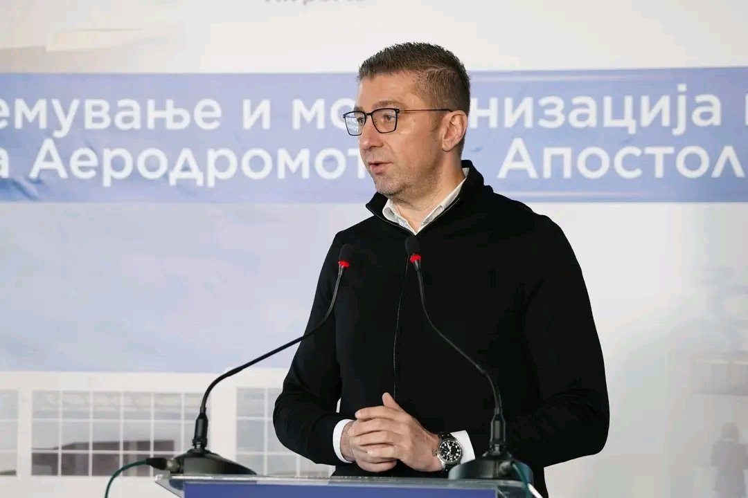 MickoskiHM's tweet photo. Денеска присуствував на започнување на реконструкција на аеродромот „Св. Апостол Павле“ во Охрид.

Со оваа реконструкција на охридскиот аеродром се зголемува самиот капацитет, квалитет и се надевам дека во рамките на предвидениот рок тоа ќе биде завршено.
 
Би сакал да изразам исто така големо задоволство што во првите два месеци од годината на скопскиот аеродром имаме зголемување од 30% на патници, на охридскиот аеродром околу 20% на патници и кога сето ќе се спореди со некои минати времиња очекуваме двоцифрен процент раст оваа година на патници на двата аеродроми и на скопскиот и на охридскиот.

Она коешто исто така сакам да го напомнам е дека разговараме и работиме со голем број туроператори коишто организирано треба да носат туристи на охридското крајбрежје.