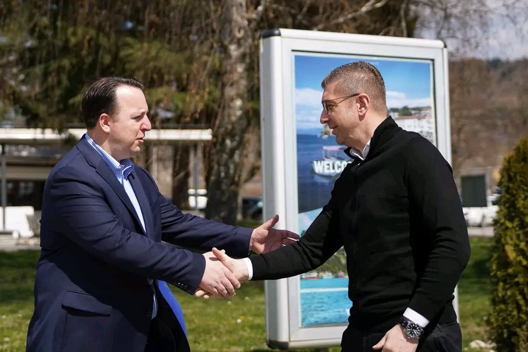 MickoskiHM's tweet photo. Денеска присуствував на започнување на реконструкција на аеродромот „Св. Апостол Павле“ во Охрид.

Со оваа реконструкција на охридскиот аеродром се зголемува самиот капацитет, квалитет и се надевам дека во рамките на предвидениот рок тоа ќе биде завршено.
 
Би сакал да изразам исто така големо задоволство што во првите два месеци од годината на скопскиот аеродром имаме зголемување од 30% на патници, на охридскиот аеродром околу 20% на патници и кога сето ќе се спореди со некои минати времиња очекуваме двоцифрен процент раст оваа година на патници на двата аеродроми и на скопскиот и на охридскиот.

Она коешто исто така сакам да го напомнам е дека разговараме и работиме со голем број туроператори коишто организирано треба да носат туристи на охридското крајбрежје.