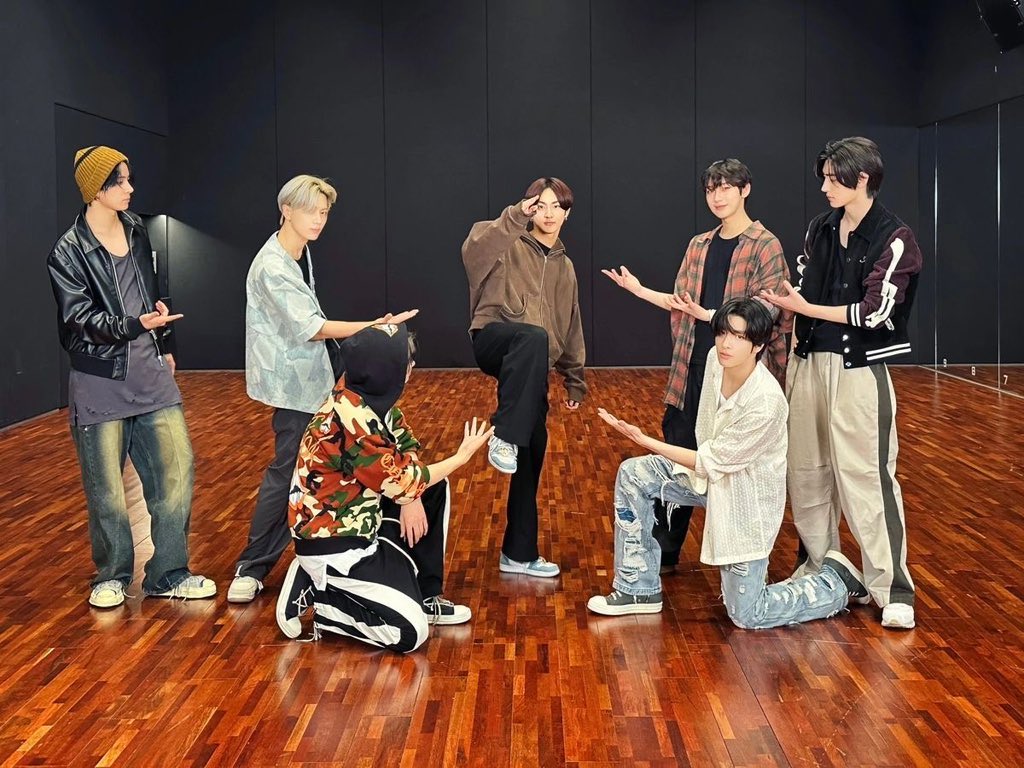 sooonlixx's tweet photo. who is the maknae? 
A) ni-ki 
B) heeseung 
C) sunoo 
D) jake 

#ENGENES_MADE_ENHYPEN_7 https://t.co/1c0uW8uJwT