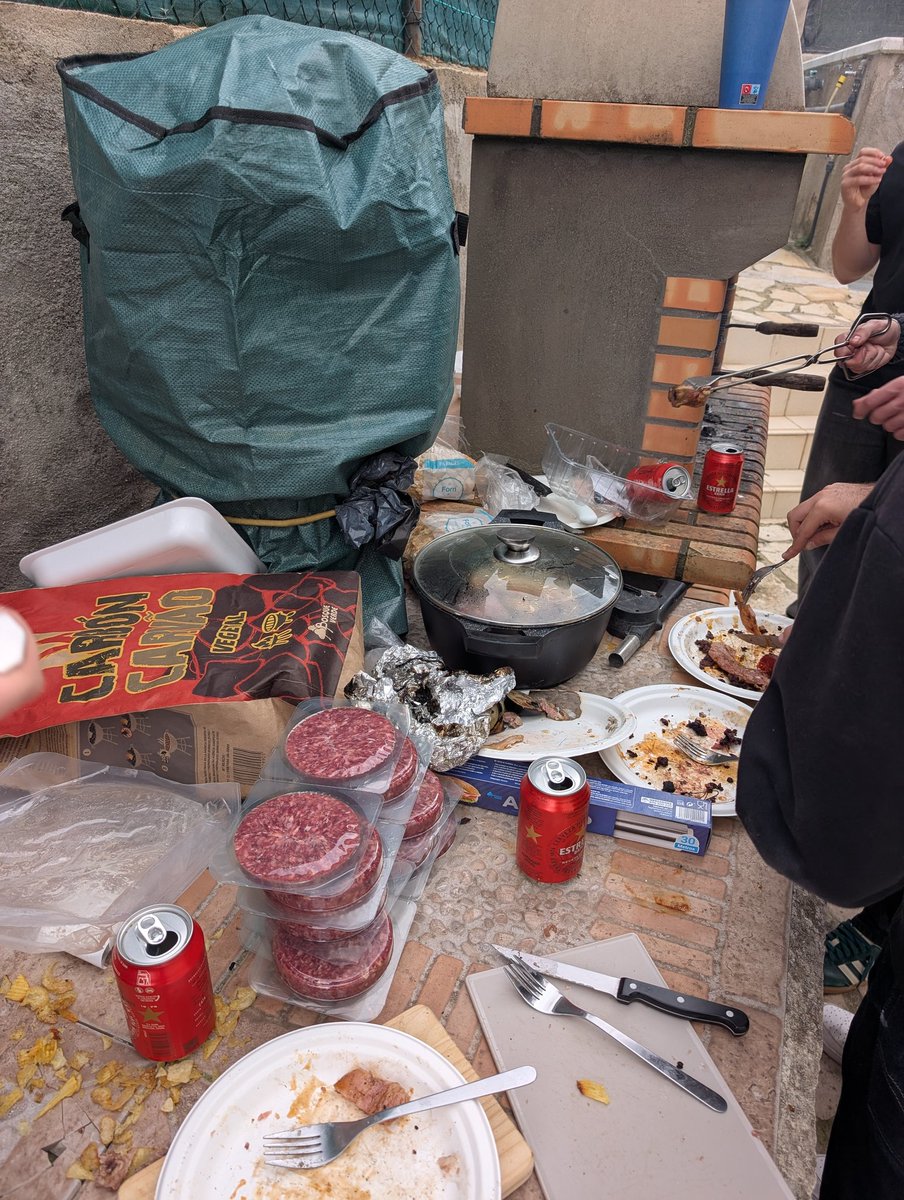 MarcMontaner03's tweet photo. BBQ = Rock N Roll. Hell Yeah. @_Parup https://t.co/6EmPZWhOwG
