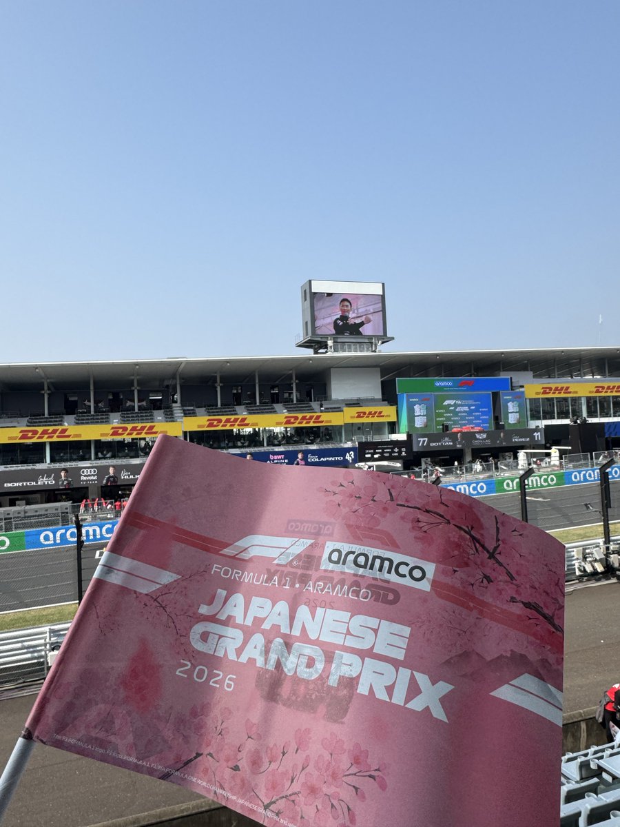 watashi_0508's tweet photo. 初めてF1を見に行った感想としては、高いシートと安いシートの格差ヤバすぎだねと思いました。わたしは前者かつミーハーだから雰囲気とピット周りの動きだけで充分楽しめた！当然だけど。まぁでも高い金払ってストレス軽減されるなら絶対そっちのがいいと思います。 https://t.co/BGGLHXJ4VH