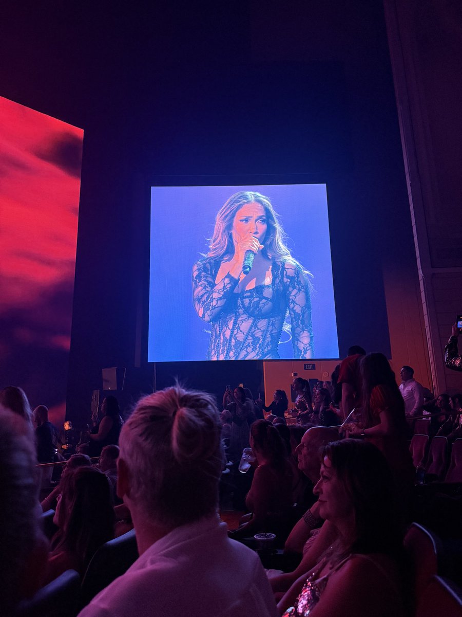 Such a great show! I enjoyed every minute of it. I even waved at <a href="/shawnbarton/">SHAWN " BEEZY'' BARTON</a> and got to meet <a href="/Ladelsanto/">Larry Del Santo</a> 😊 #Jlo #Vegas
