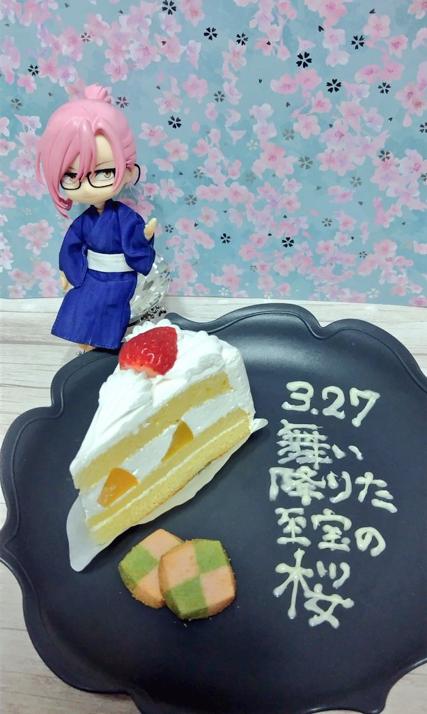 かおちゃん誕生日、ほんとはクッキーにこの文字書いてもらおうとしたけどさすがにやめたので自分で書いた🌸