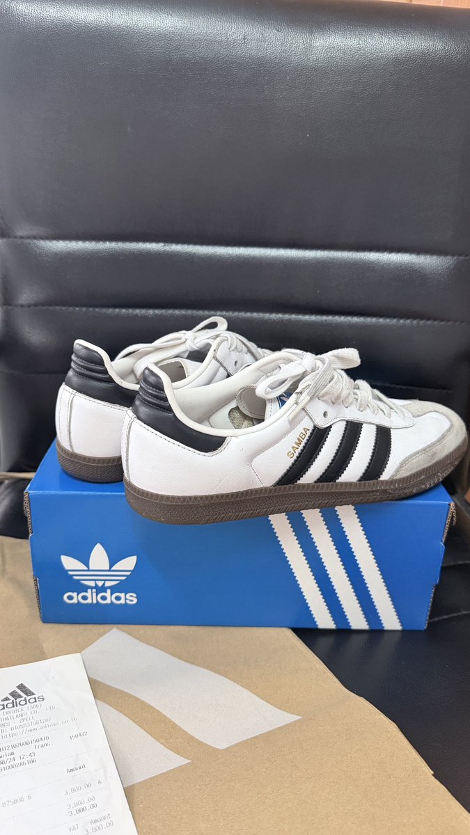 usedthingsTH's tweet photo. 1. Adidas Samba OG แท้100% 

1590.- 

อุปกรณ์ครบ: กล่อง + ใบเสร็จ + ถุง (ซื้อจาก Shop ไทย 3,800.-)

#AdidasSamba #SambaOG #ส่งต่อรองเท้ามือสอง https://t.co/MP2K8LKIii