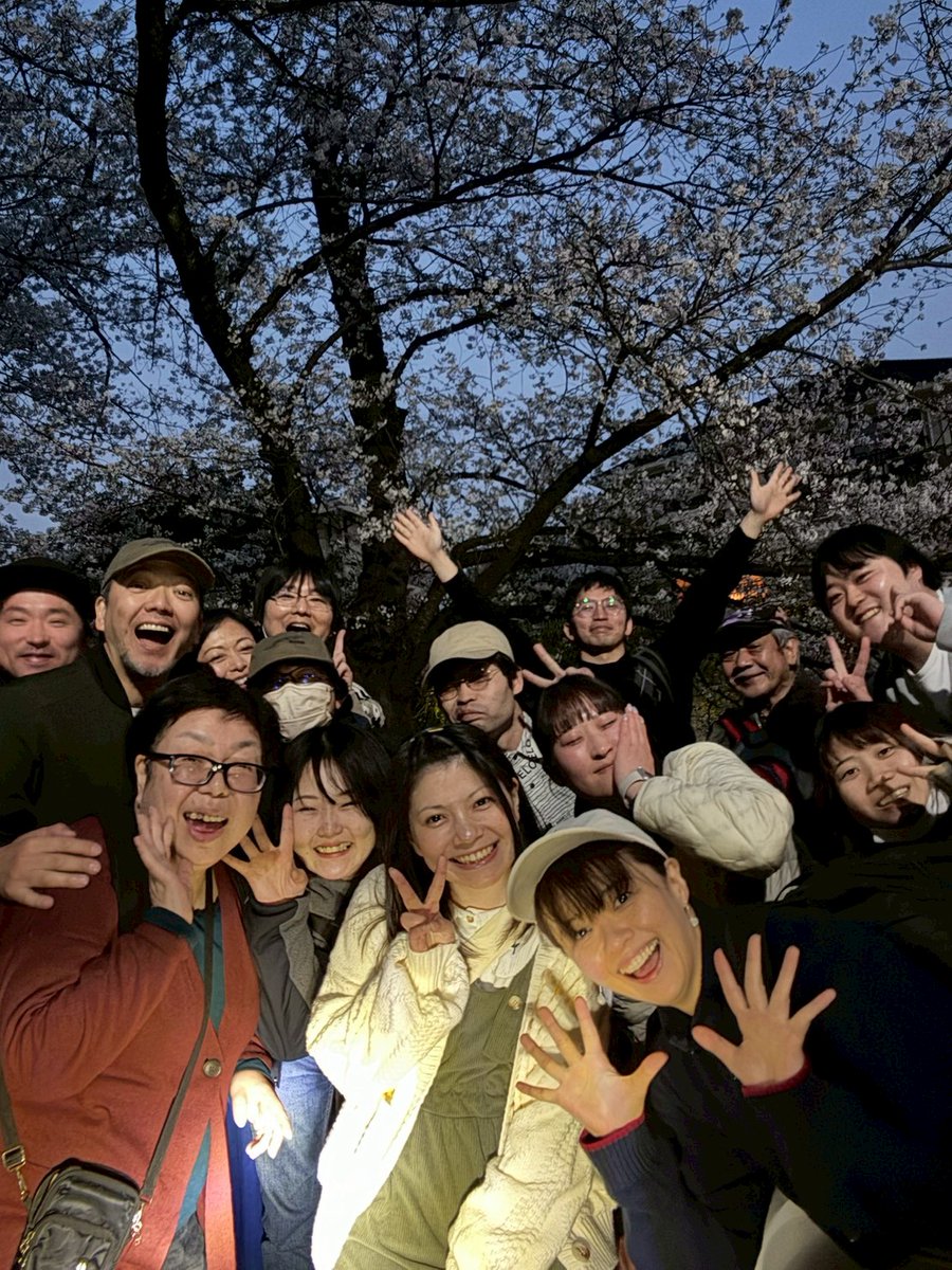 今日は稽古場を抜け出して、みんなでお花見🌸🍶✨
みんなでわいのわいのと暗くなるまで大騒ぎ😀
楽しき時間でございました。
今年はお花見いっぱいできて嬉しいです🌸