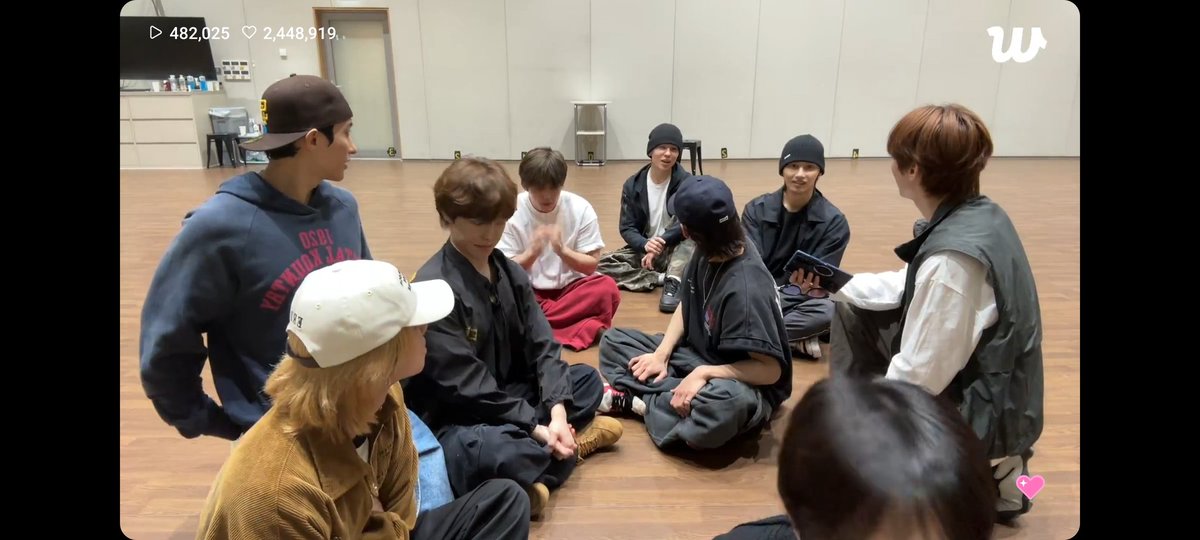 Ahseiaaaa's tweet photo. Seventeen is currently live in Weverse💎 https://t.co/7ogbTUIm30
