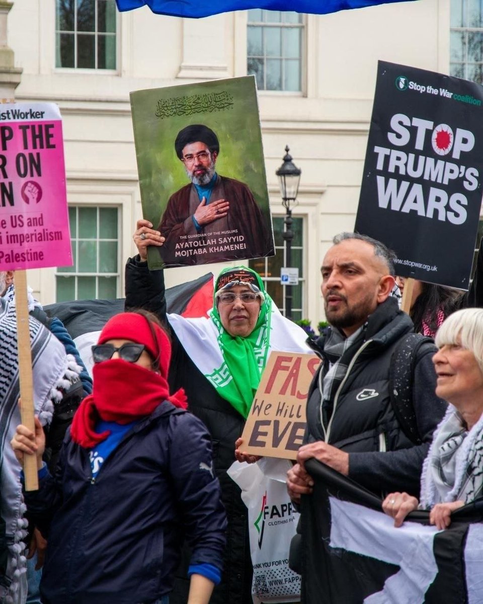 Evgenyg4's tweet photo. Surrealistic images from London, support of  fascists  terroristic ayatollah regime in the capital of, what used to be greatest empire of the world.
Churchill probably vey upset in his private hell.

#fuck_hamas #fuck_ayatollah #fuck_palestine https://t.co/r7sRMbqX4o