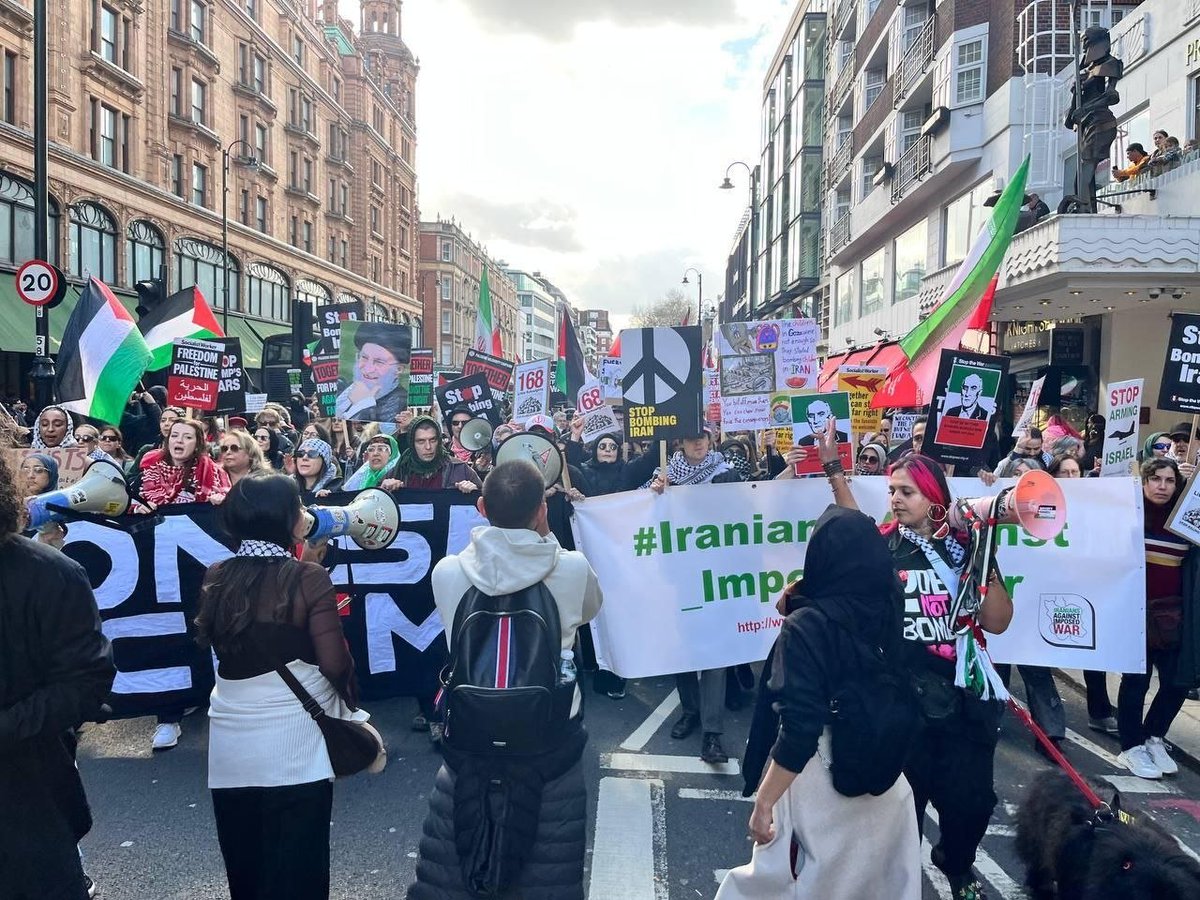 Evgenyg4's tweet photo. Surrealistic images from London, support of  fascists  terroristic ayatollah regime in the capital of, what used to be greatest empire of the world.
Churchill probably vey upset in his private hell.

#fuck_hamas #fuck_ayatollah #fuck_palestine https://t.co/r7sRMbqX4o