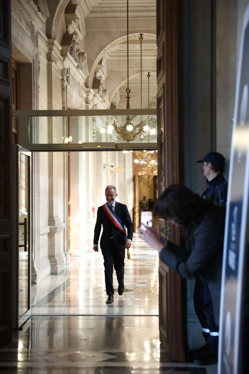 Merci aux conseillères et conseillers de Paris pour leur confiance. 

C’est un honneur d’être élu maire de toutes les Parisiennes et de tous les Parisiens.  

Maintenant, au travail !

Crédits photo : Henri Garat, Joséphine Brueder, Guillaume Bontemps - Ville de Paris !