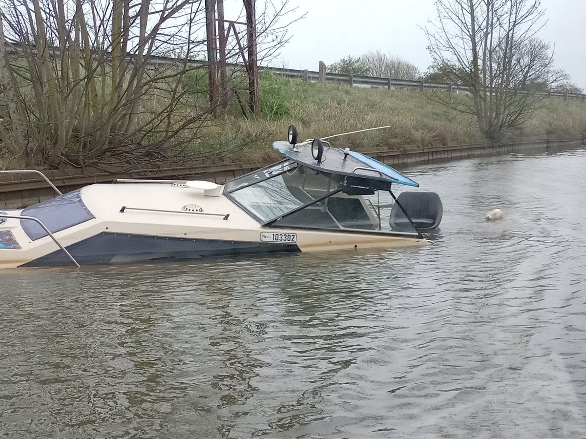 NABO_Official's tweet image. Such a sad sight. @CRTBoating @CRTEastMidlands pls inform  vessel's owner it's in process of sinking (near Enterprise Park, Saxilby). Soz don't have exact location - too busy trying to pass it. 
#boatsthattweet #boating #canalsandrivers #waterways
