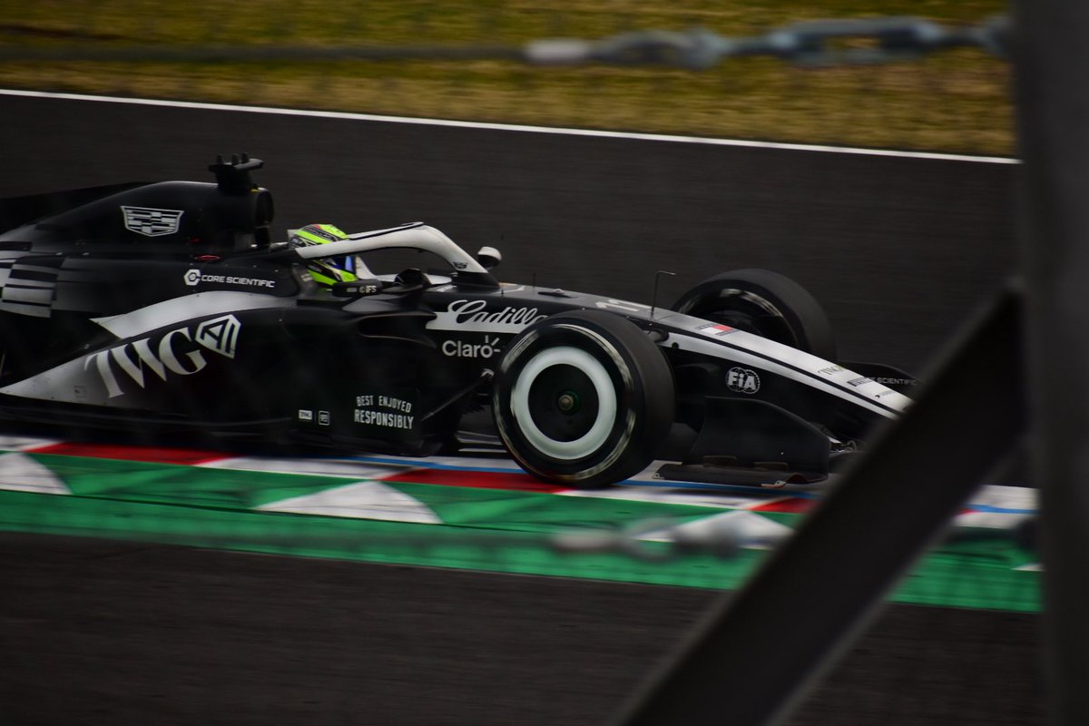 f40_photo tweet media