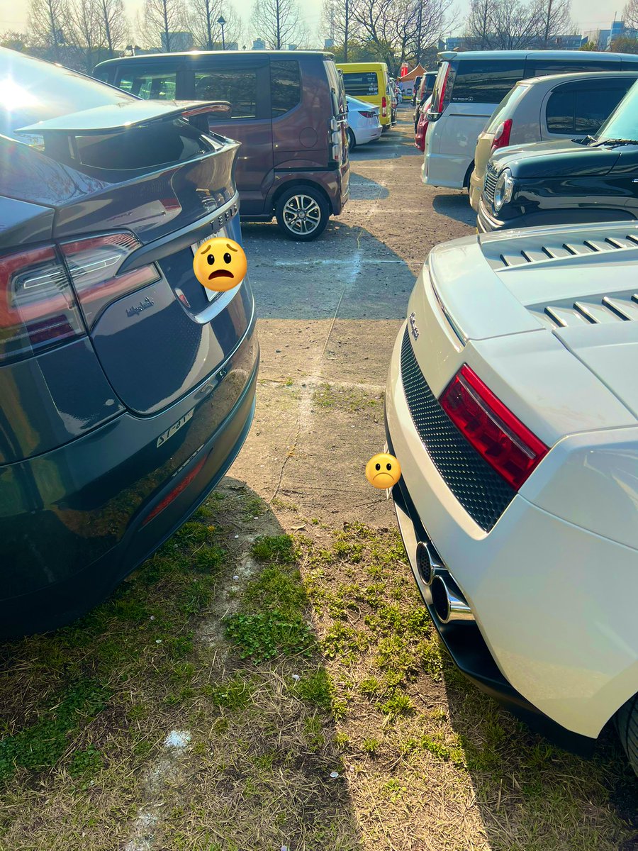 lamborghiniman's tweet photo. 「洗車したのに、すぐ砂だらけ🥲そしてテスラの絶妙な距離感……。いろいろな意味で、ドキドキが止まりません。」

#Lamborghini #Gallardo #Tesla #ランボルギーニ #ガヤルド #車好きと繋がりたい #洗車 #駐車場あるある #テスラ #ガヤルドスパイダー #スーパーカー #Gallardospyder https://t.co/KaMyTTjqae