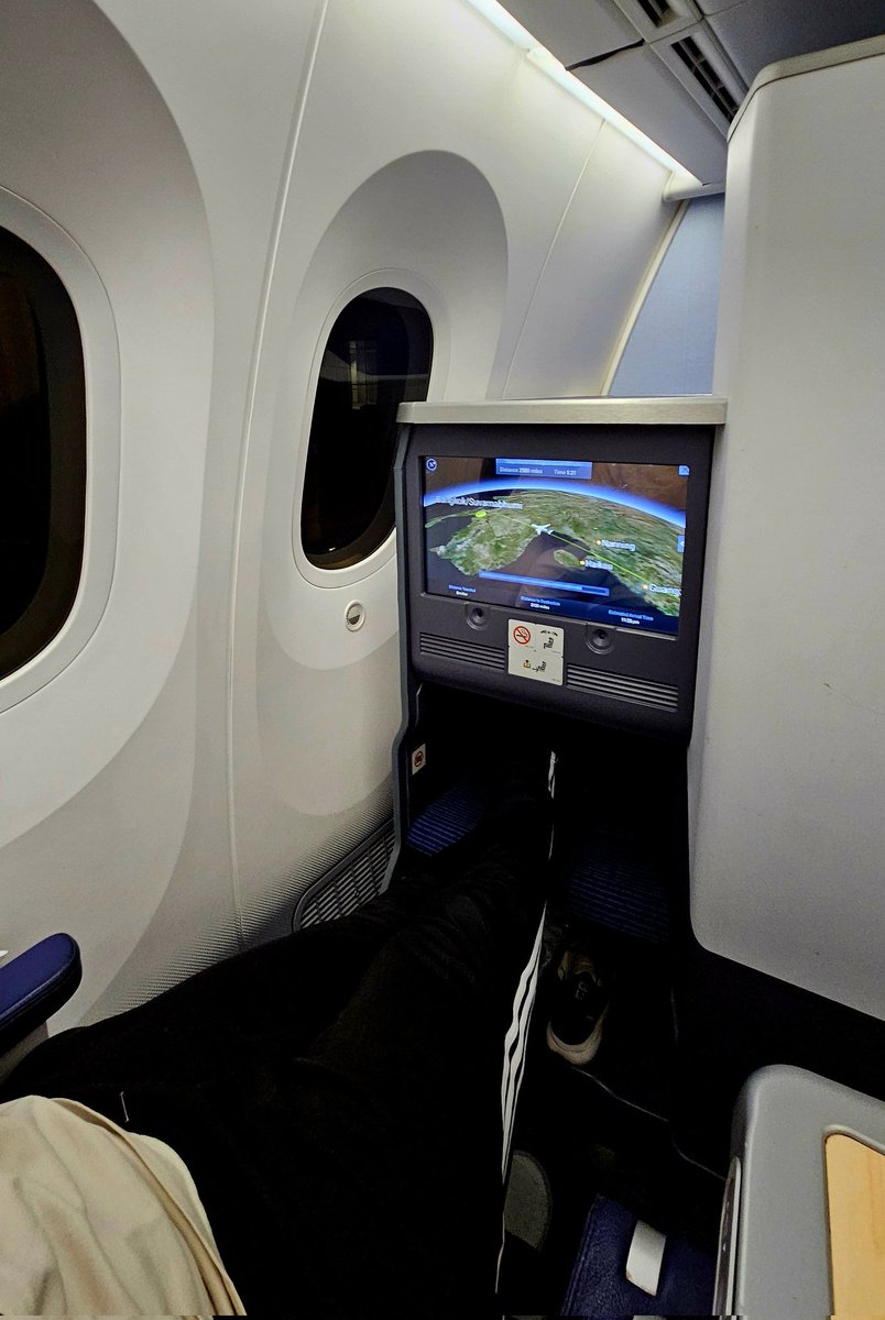 AndreaGiuricin's tweet image. Oggi volo a #Bangkok perchè domani ho diversi incontri per il settore ferroviario.
Tra le altre cose parlerò ad una conferenza internazionale, mostrando come il modello italiano di #liberalizzazione #AV sia stato un successo.