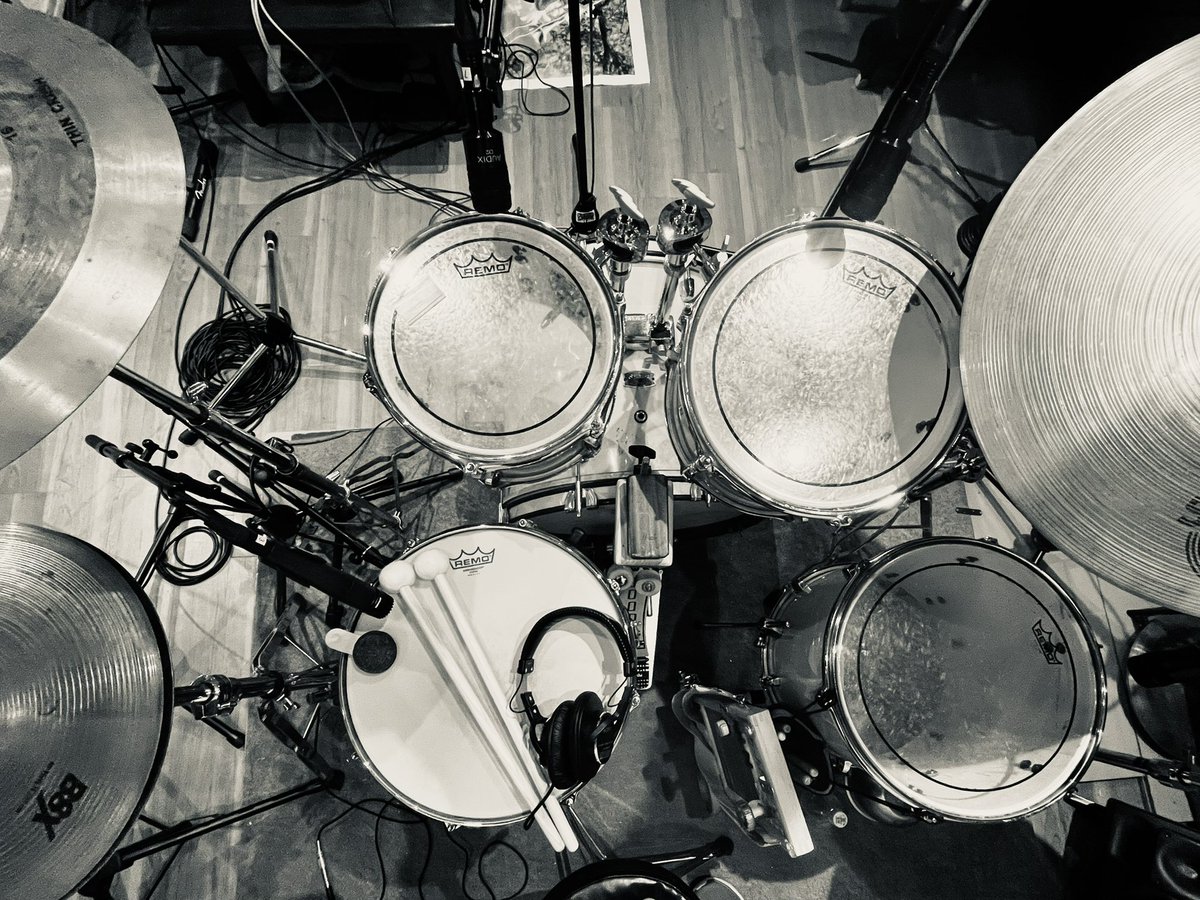 hinattama's tweet image. レコーディング🥁🎤
機材に囲まれるこの空間が幸せー😆
7曲録り終えて完成楽しみ😌♡

#drum #setting #recording #🥁