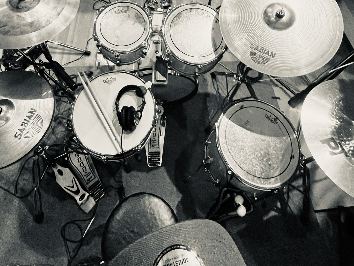 hinattama's tweet image. レコーディング🥁🎤
機材に囲まれるこの空間が幸せー😆
7曲録り終えて完成楽しみ😌♡

#drum #setting #recording #🥁