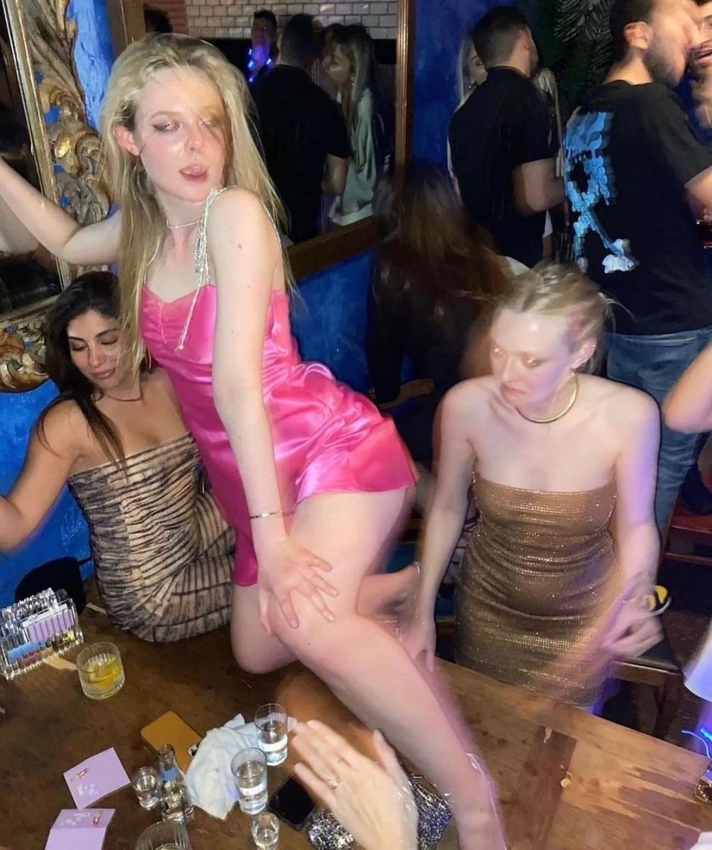 ELLE FANNING'S STYLE tweet media