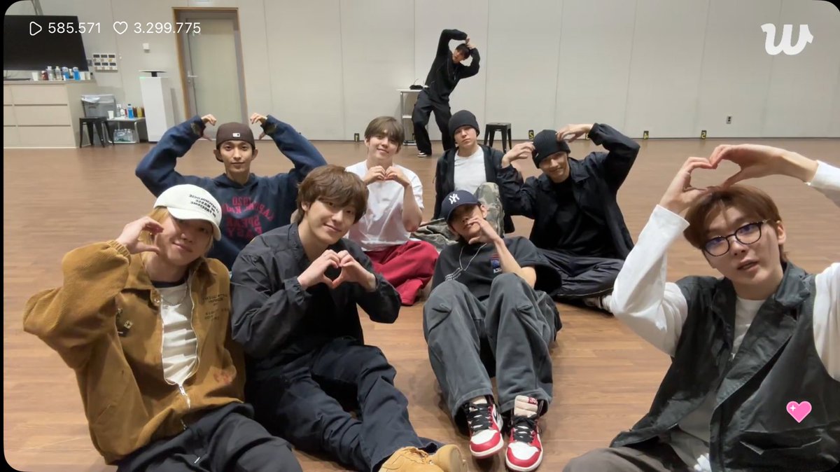 Dee 🤖🌻 tweet media